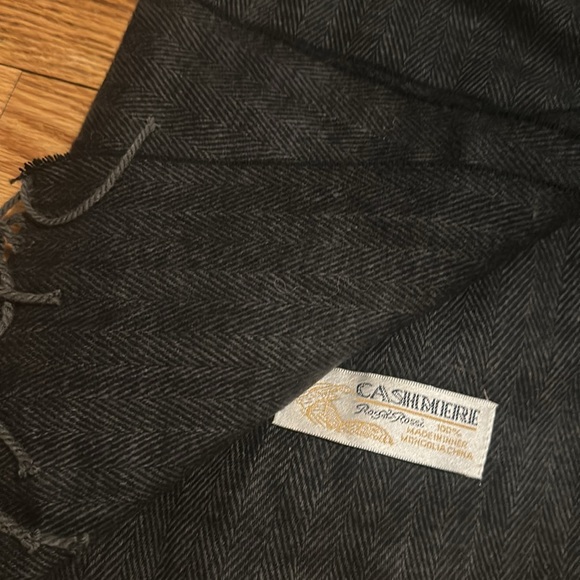 3 classic men’s scarves - Picture 2 of 4